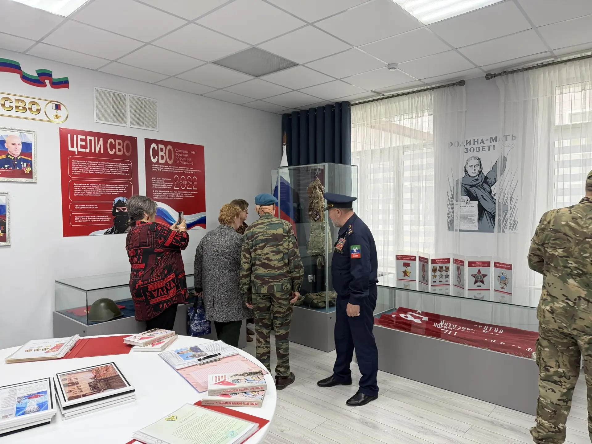 📢 Продолжение визита: гости в школьном музее  Сегодня почётные  гости церемонии возложения цветов по