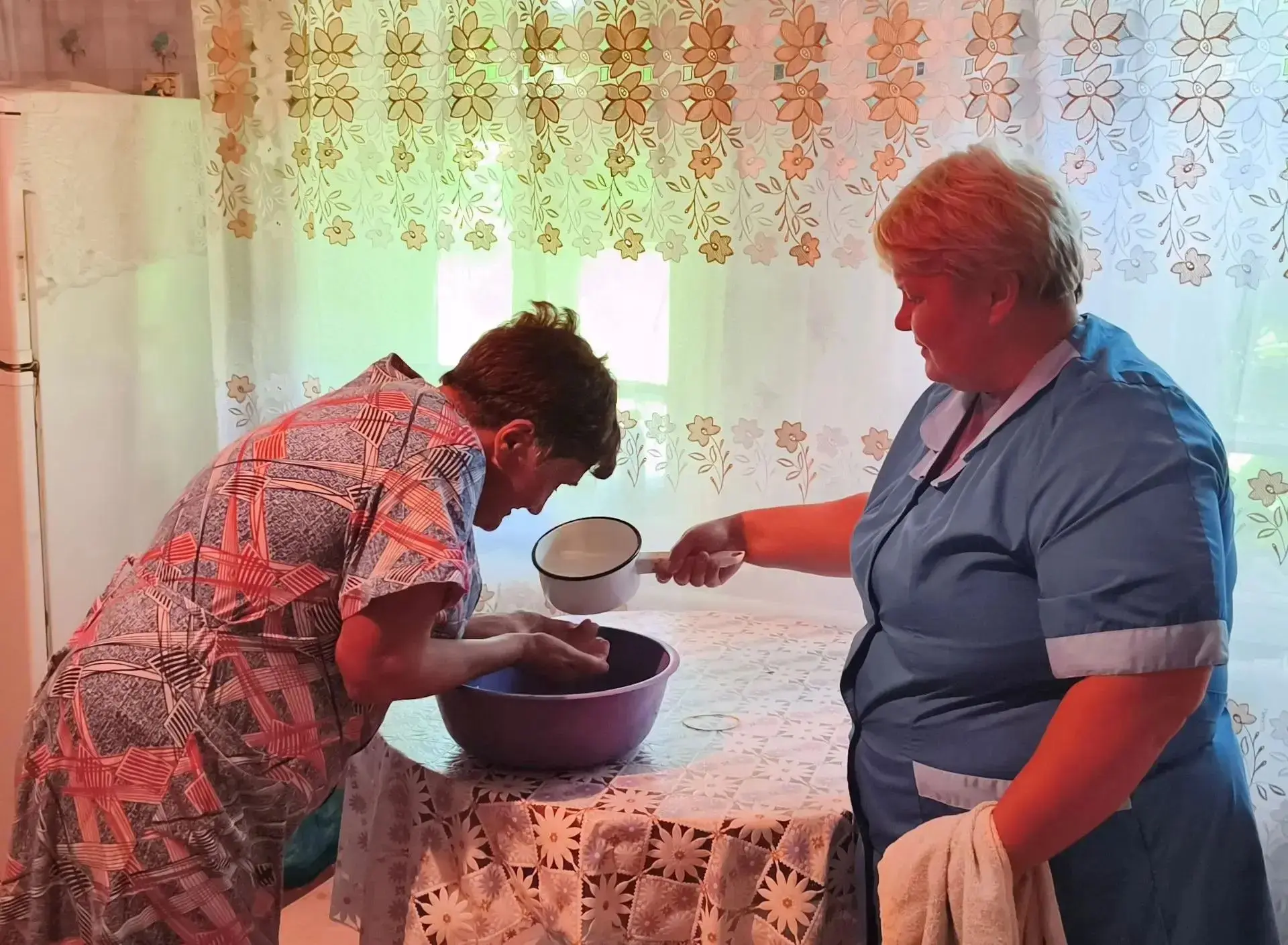 Социальный работник оказывает подопечным повседневную бытовую поддержку, которая помога...