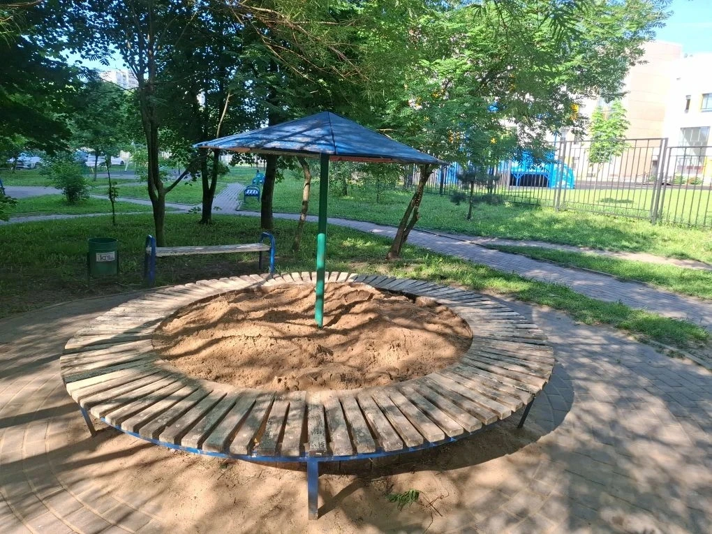 Привезли и засыпали свежий песок в песочницы во дворах Подольска. Теперь детские площад...