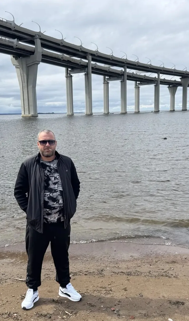 Всем привет 👋 меня зовут Денис, 41 год, рост 175 см. Питер. Открыт для общения 🤝