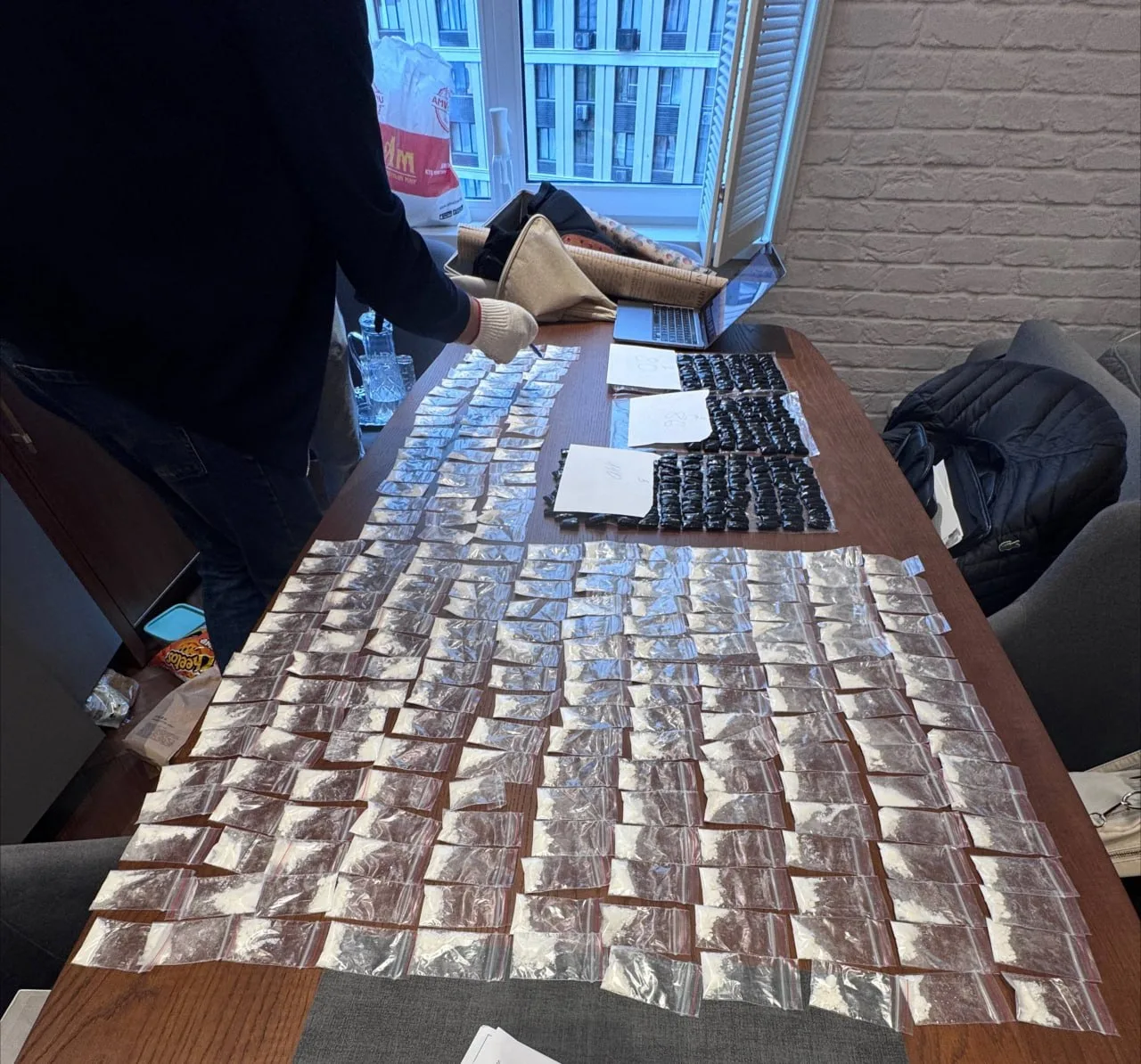 👮В Щукино задержали наркокурьера с более чем 1 кг запрещенных веществ