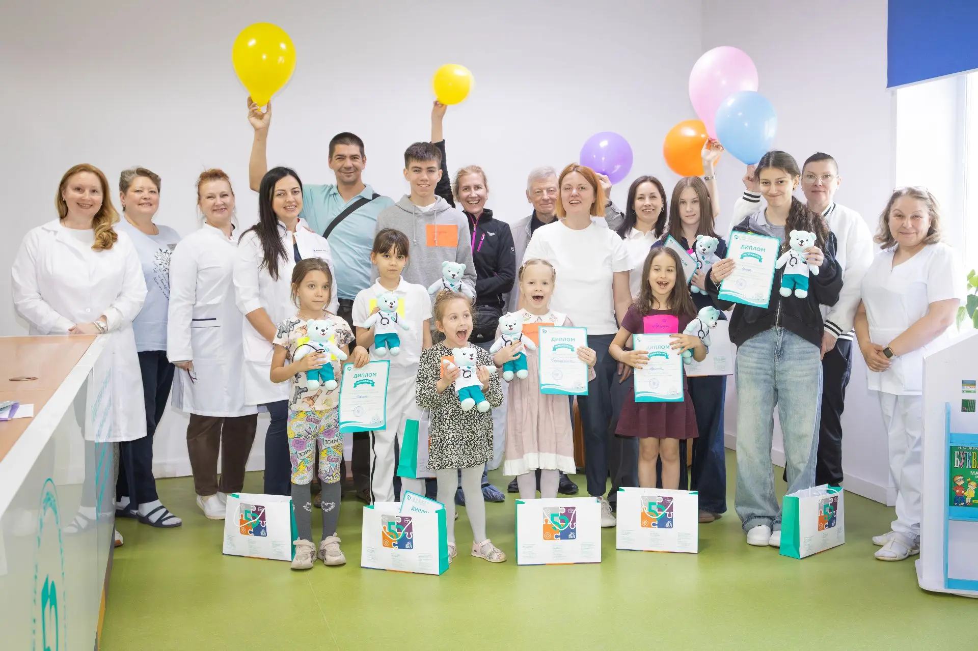 👶 В Международный день защиты детей юные пациенты отправились в «Путешествие в страну ...