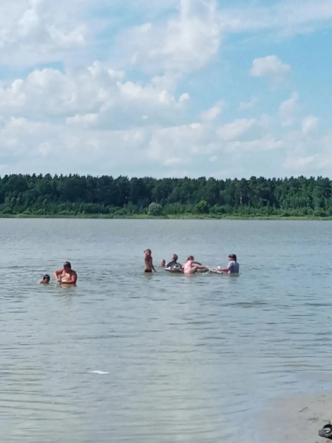 Родители продолжают контролировать берег озера. 
На прошедшей неделе купающихся детей было мало, а т