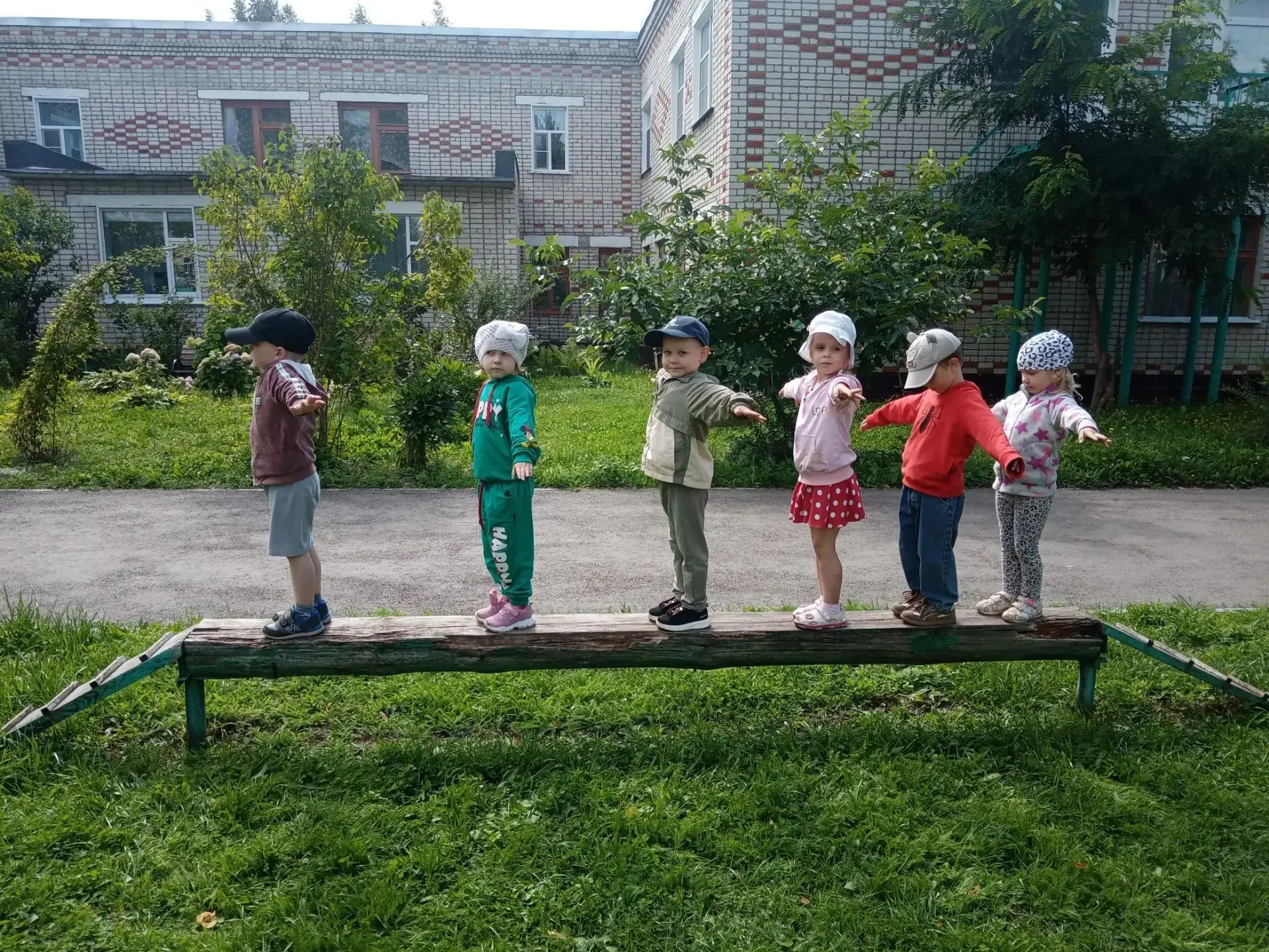 Физкультура на свежем воздухе увеличивает активность детей, улучшает их настроение. Зан...