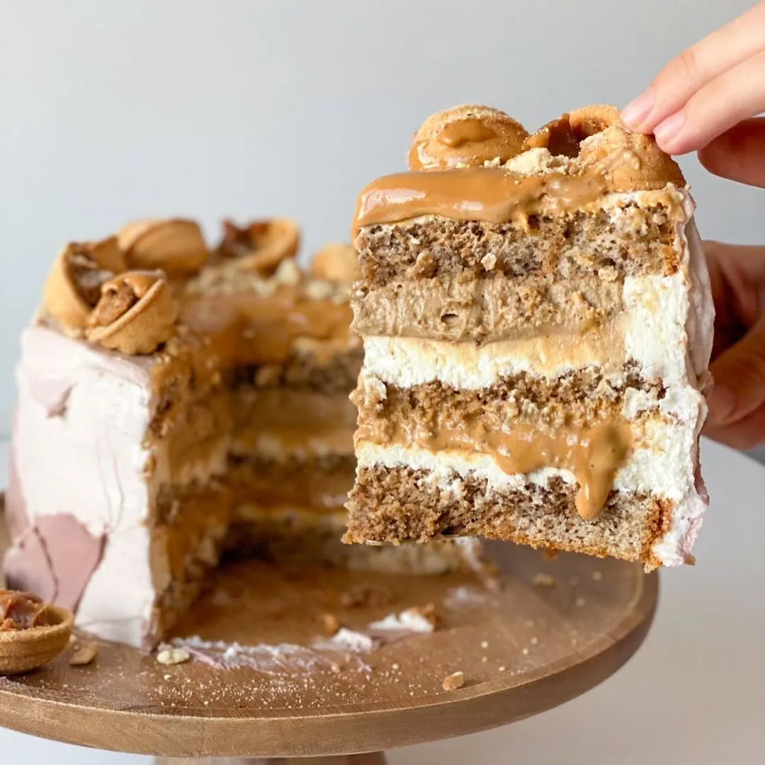 ТОРТ «КОФЕЙНАЯ ИРИСКА С ГРЕЦКИМИ ОРЕШКАМИ» 🎂🧡
⠀
Этот торт покорил собой всех. И тех, кто его тольк