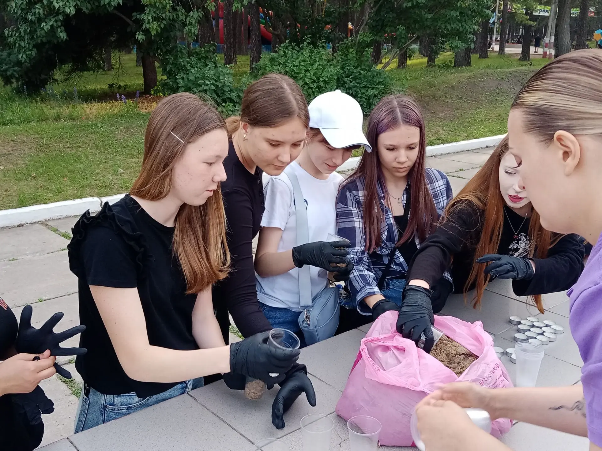 ... На крайнем западе нашей страны стоит Брестская крепость. Совсем недалеко от Москвы: меньше суток