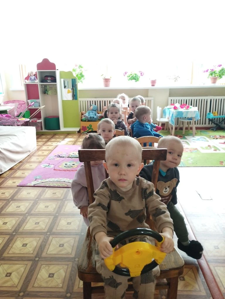 Наши малыши растут. 

Они уже умеют дружно путешествовать. Сделав из стульциков автобус, они путешес