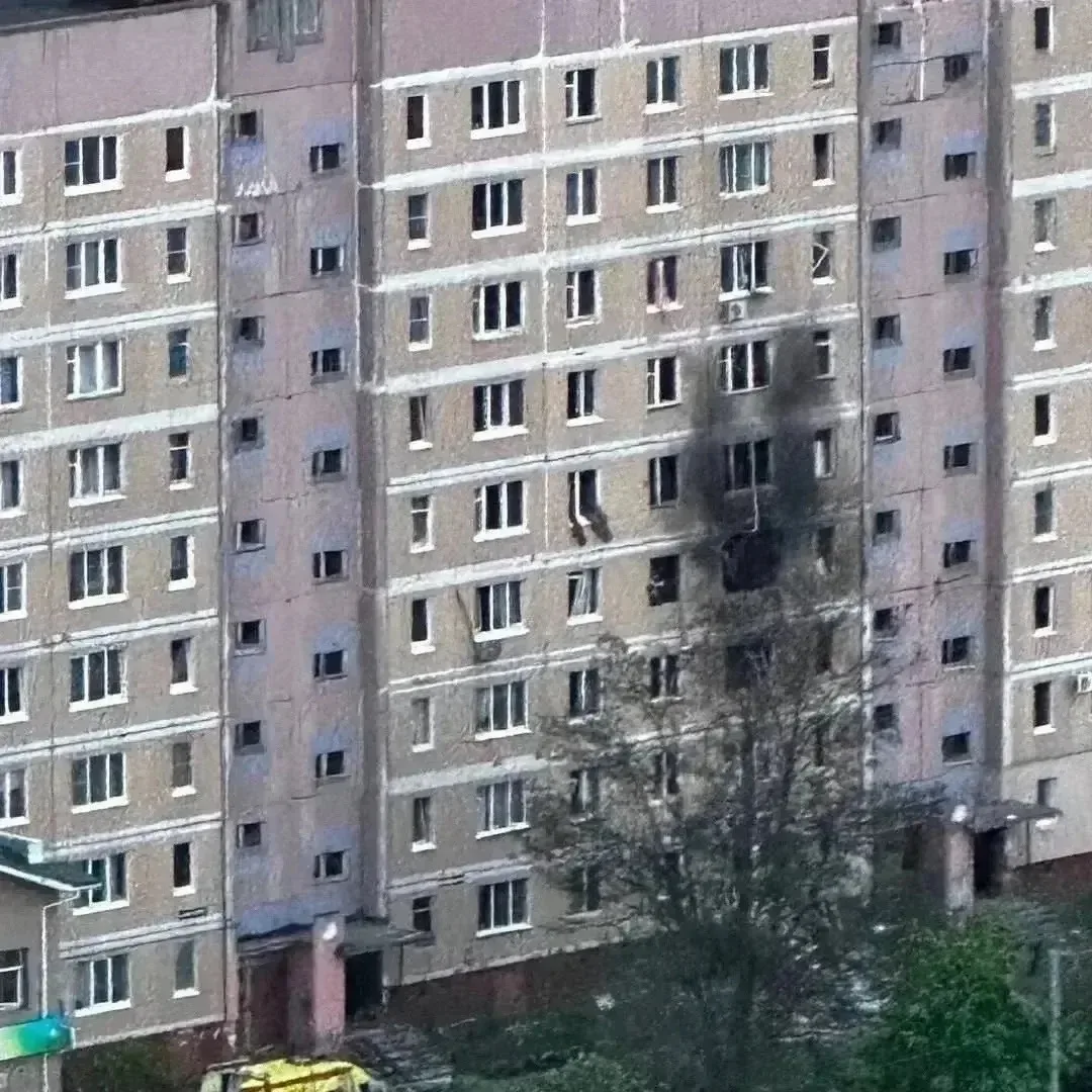 В результате атаки беспилотников в Рязани повреждены две жилые многоэтажки и территория промышленног