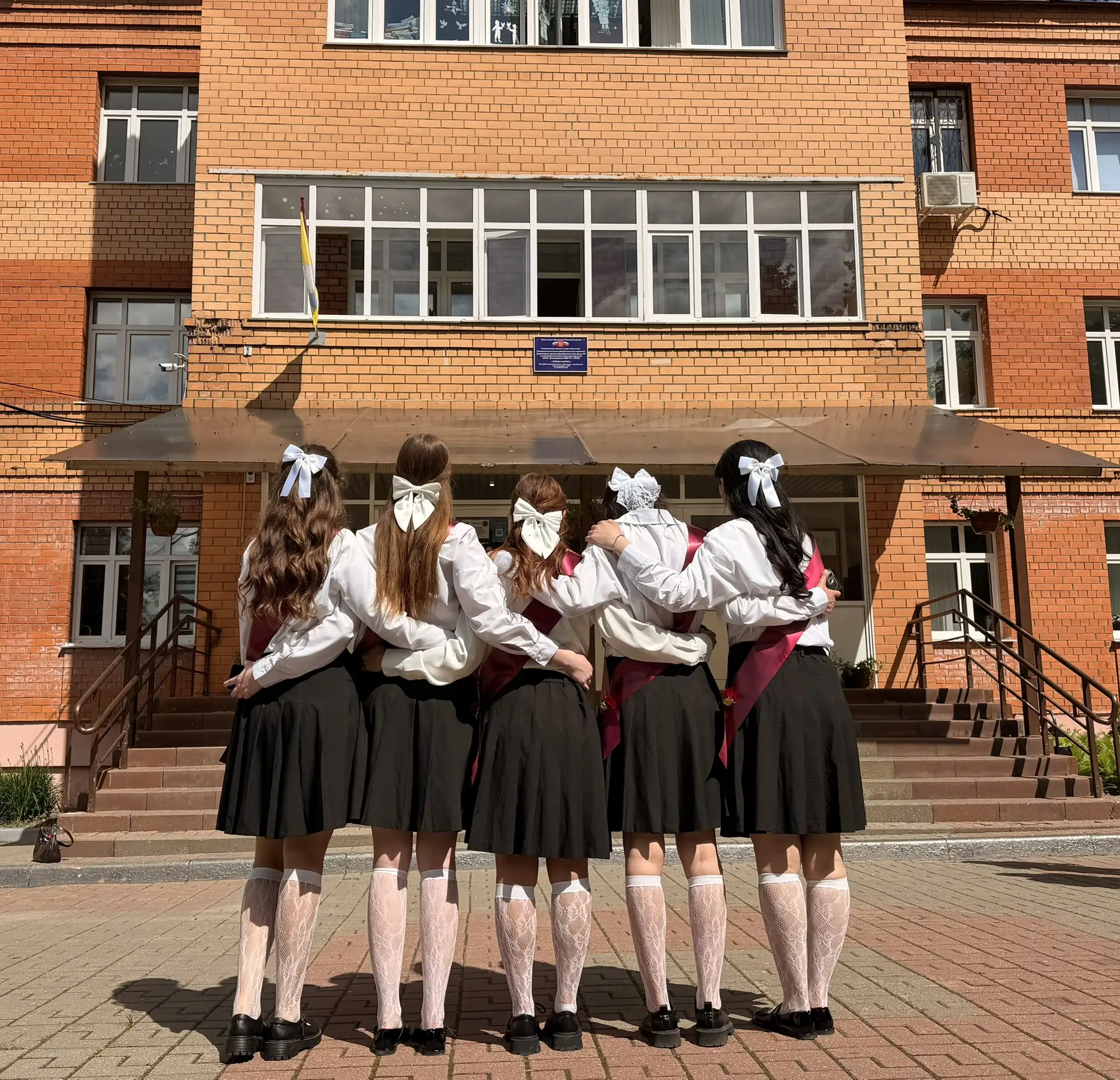 Дорогие выпускники😊 Сегодня звучит последний звонок — символ окончания чудесного школьного времени и