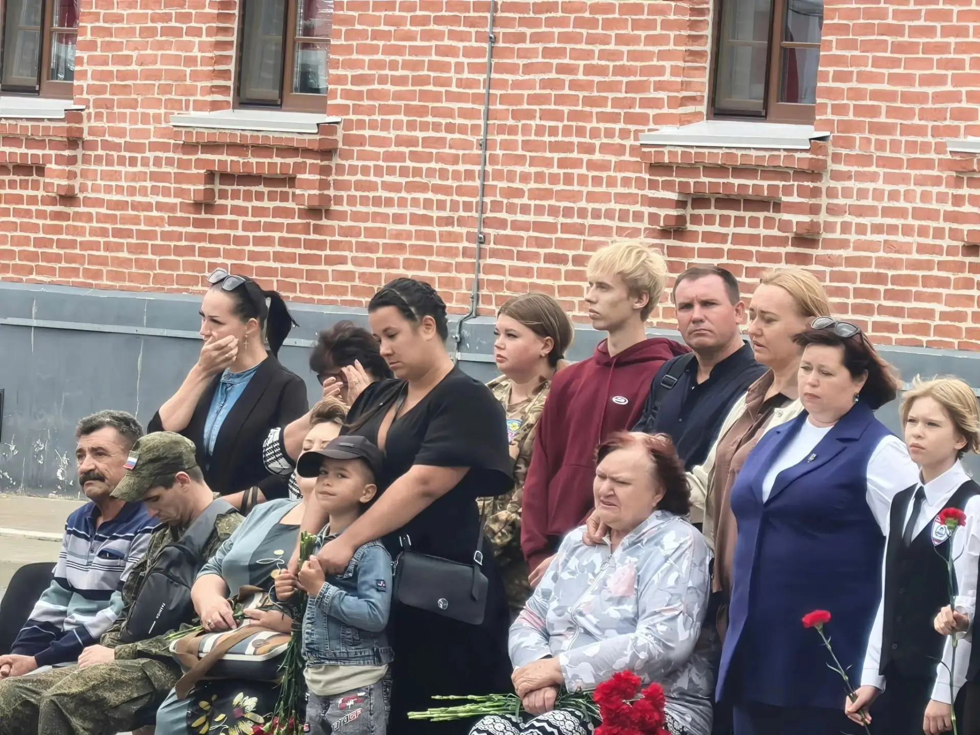 В азовской школе №3 увековечили память героев-выпускников