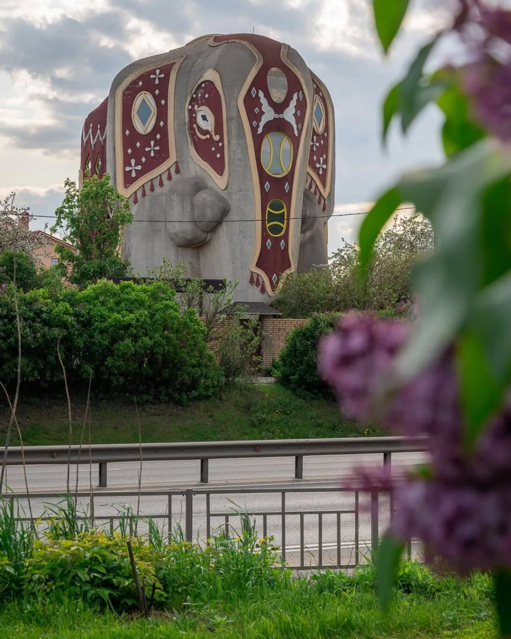 🏛 Дом-слон
#ДеревняОстровцы

📌 Строительство дома, выполненного в форме слона, стартовало в 2009 г