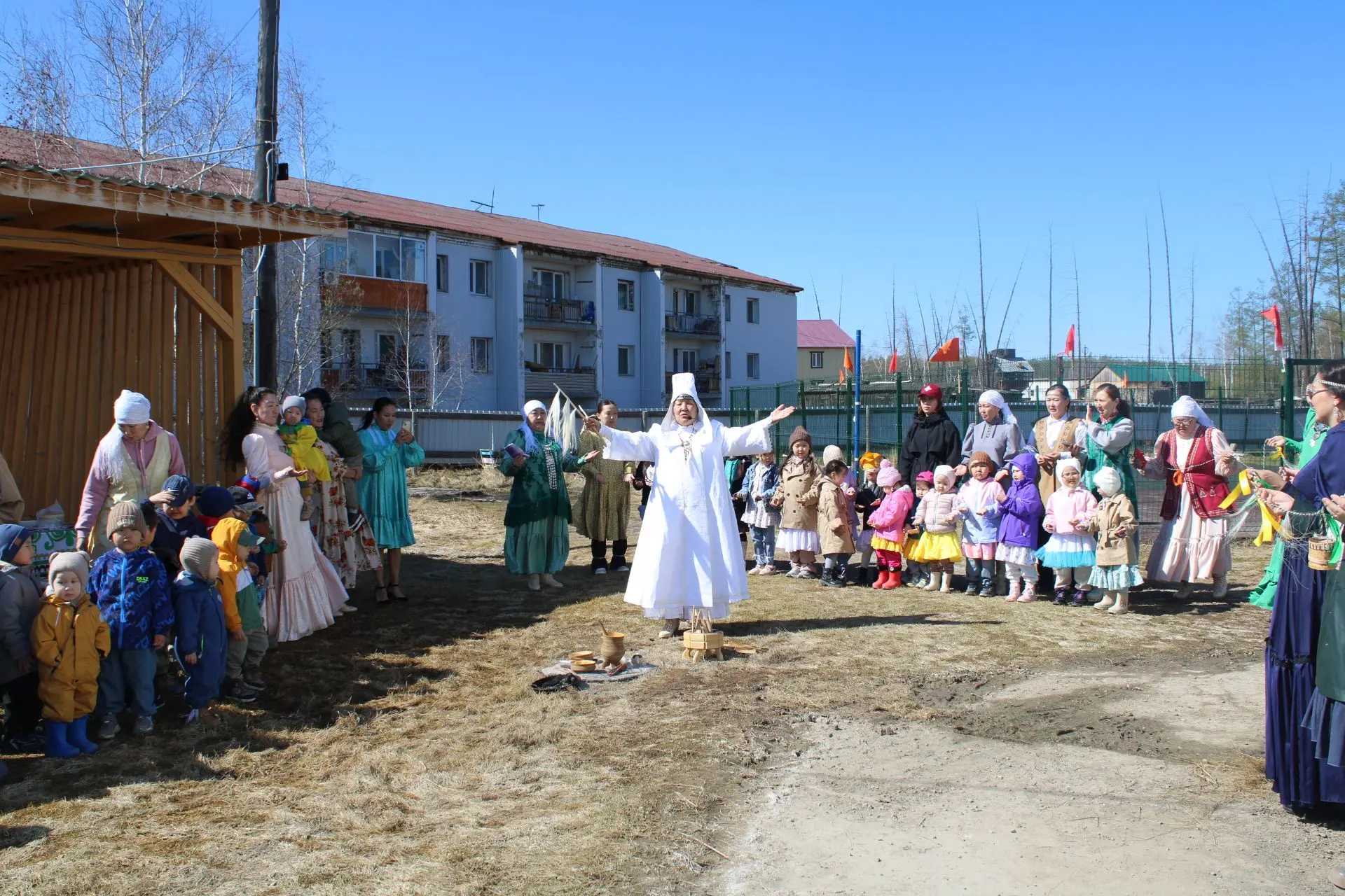 Сайыны көрcүү уһуйаанна:
Айыы сирэ оҕолору көрдөөн,
Күн күөрэ дьиэ кэргэни көмүскээри,
Алгыс ааста —