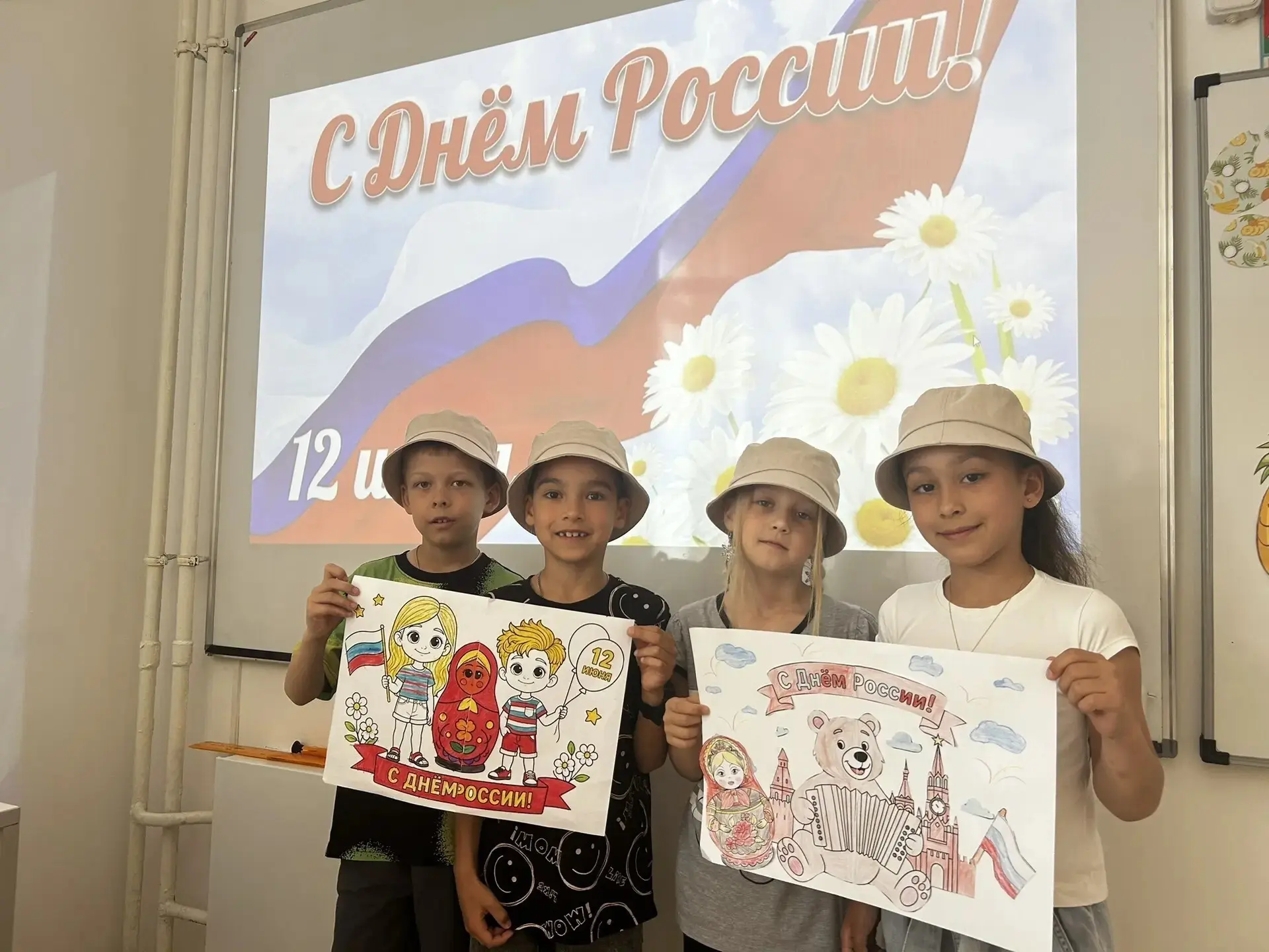 Как мы отметили главный праздник страны в нашем лагере «Весёлый улей»?**

В этот день наш лагерь пре