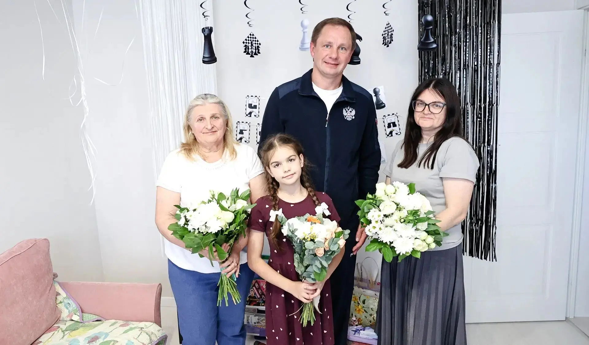 Навестил семью Анжеллы Викторовны и поздравил с 10-летием дочку Алису.