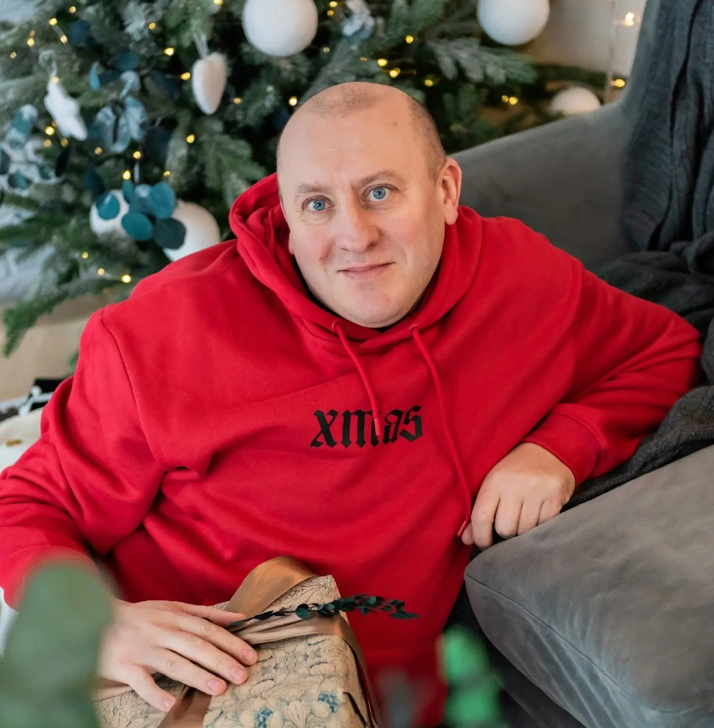 🌸 Этим весенним днём свой день рождения празднует актер нашего Театра Александр Селин!