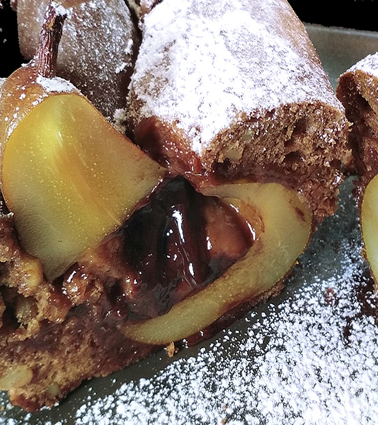Кекс с грушами и шоколадными батончиками