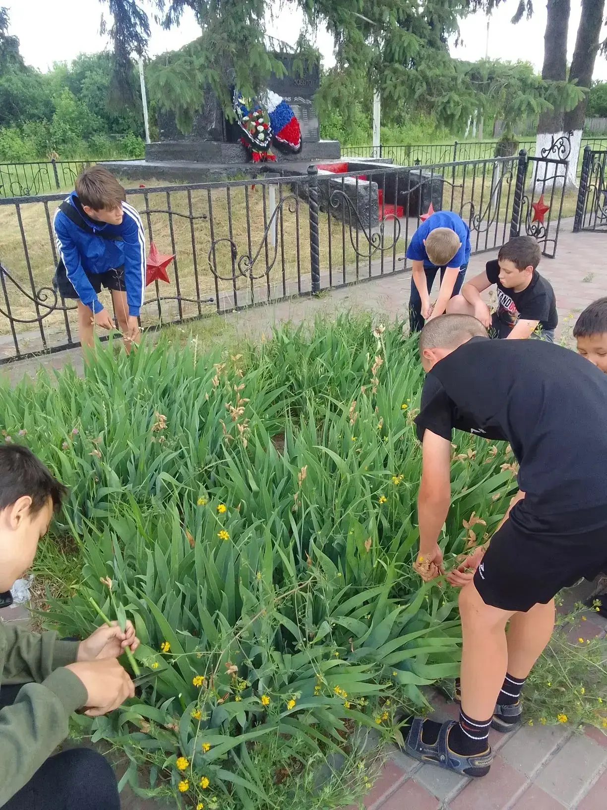 🕊️ Воспитанники нашего летнего лагеря провели трудовой десант по уборке Братской могилы и Кургана С