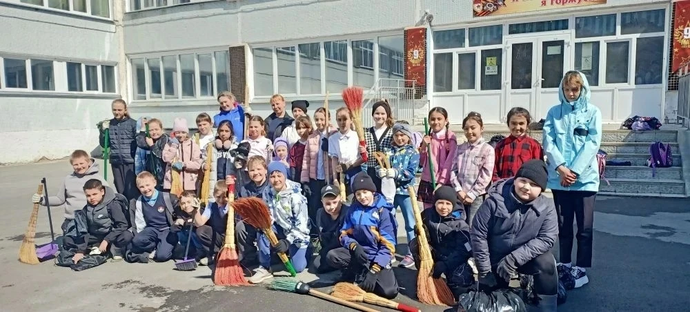 Мир! Труд! Май!  Субботник, который нас объединил!  Накануне праздничного весенниего дня наша школа 