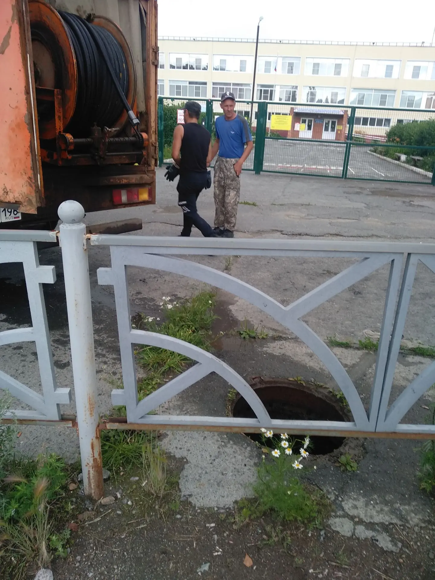 Устранение засора на централизованной сети водоотведения