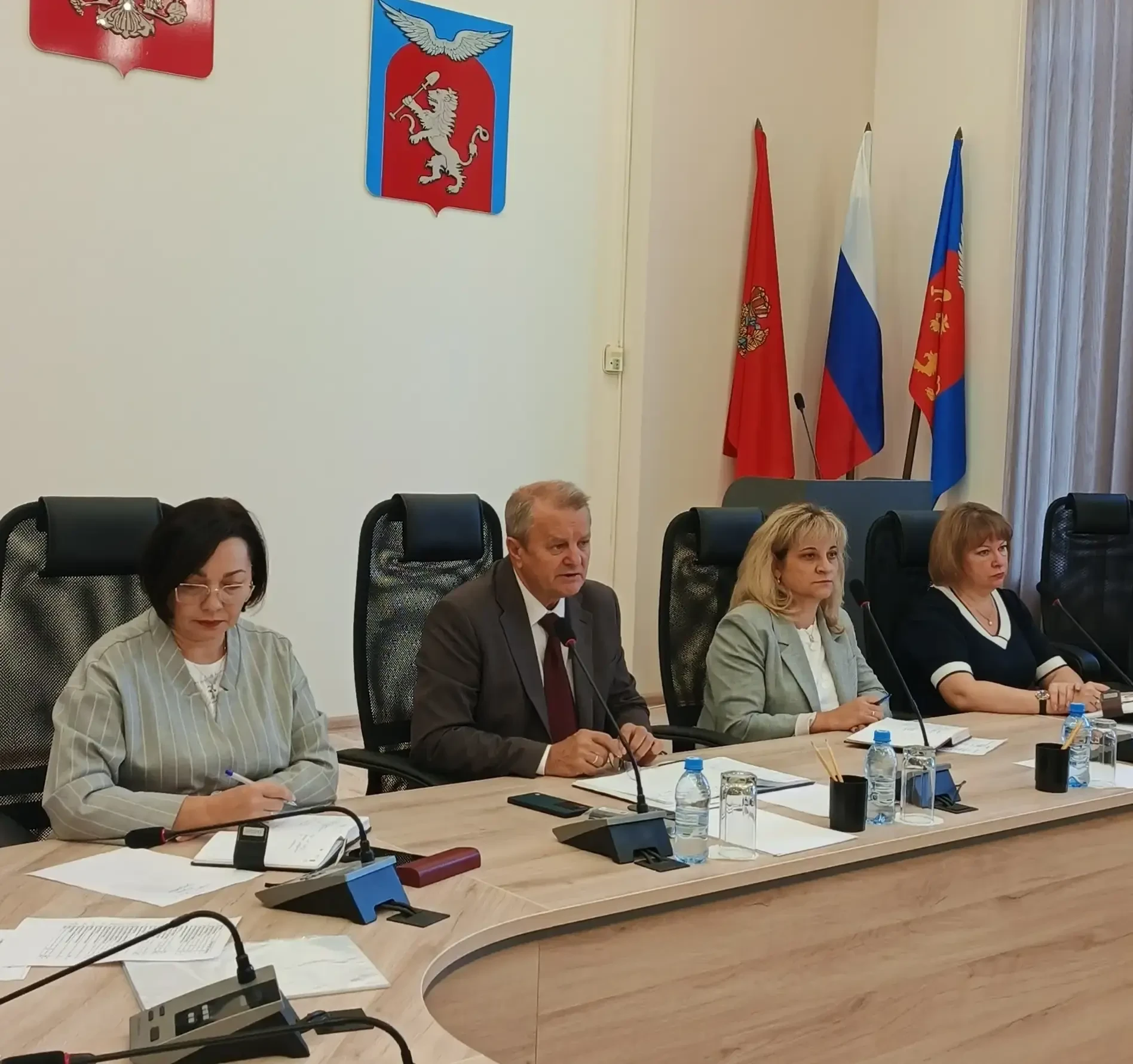 Подготовка к зиме, экология и жилье: в Емельяновском округе прошло еженедельное аппарат...