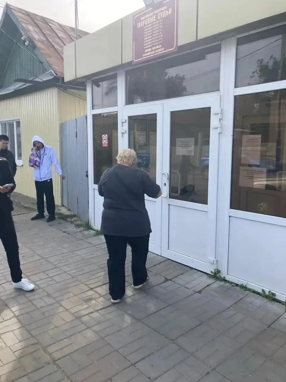 😐В Энгельсе злостной неплательщице штрафов назначили административный арест.