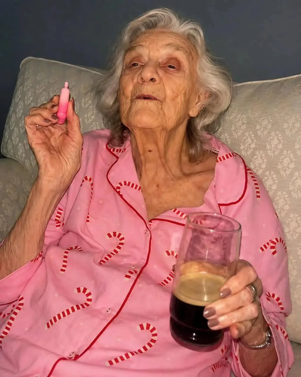 90-летняя бабушка каждый вечер делала всего один глоток из одного и того же стакана. А ...