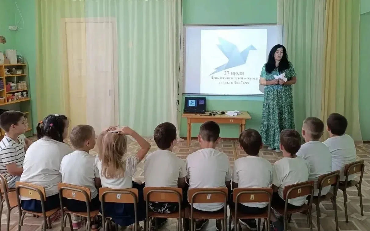 Детский сад «Аленка» почтил память безвинно погибших детей- жертв войны Донбасса.
Ребятам рассказали