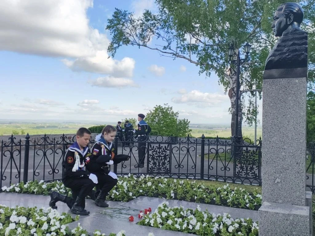 🎖️ В День Победы кадеты «Витязь-юниор» школы №56 несли почётный караул у памятника Мус...