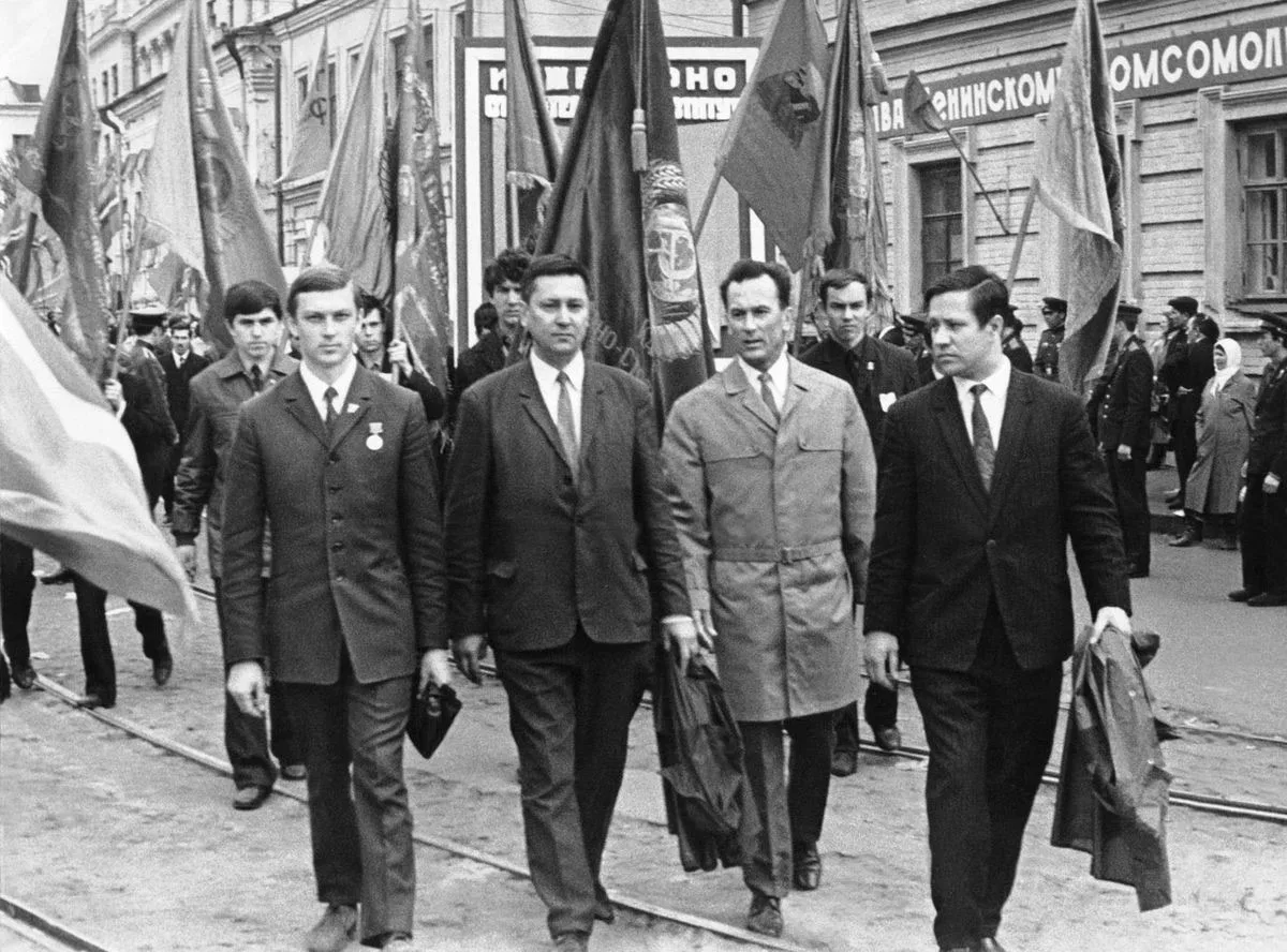 Добрый день, дорогие друзья!  С Праздником весны и труда, с Первомаем! Слава Труду! Слава весне! Сла