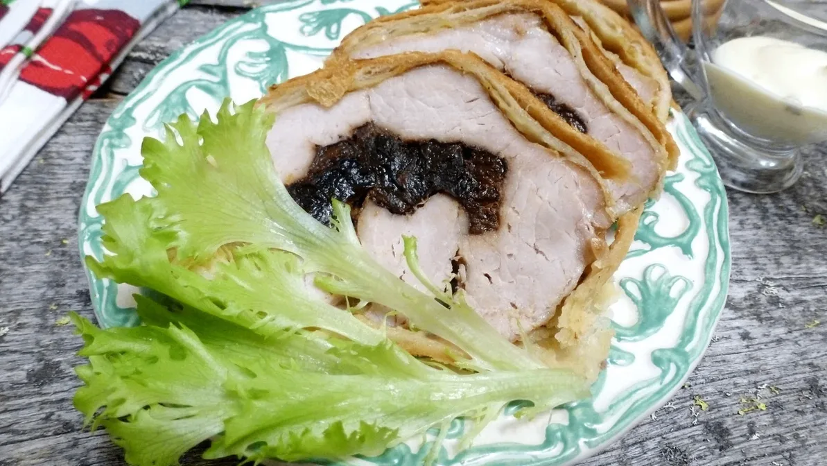 🥩 Свинина, запечённая с черносливом — мясной рулет с черносливом и горчицей в слоёном ...