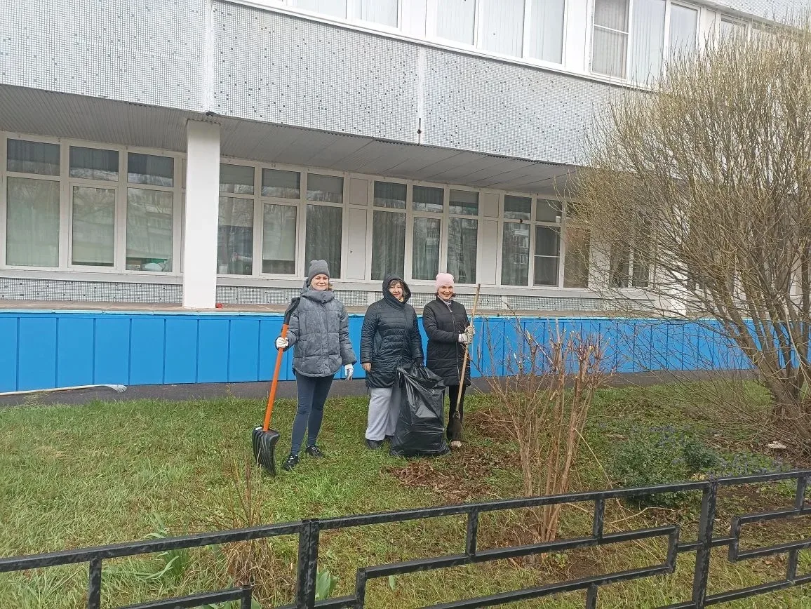 Учителей МОУ гимназии №7 не испугала непогода, все дружно вышли на уборку территории, готовясь к вст