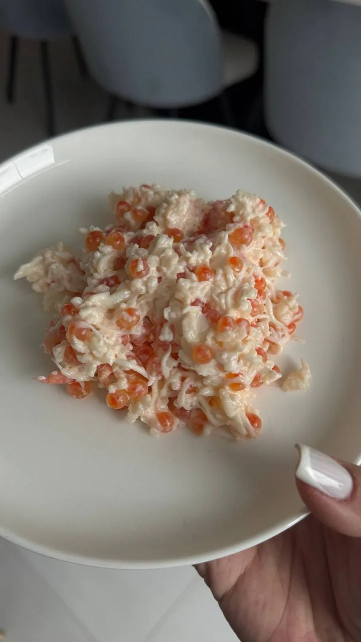 «Икорный салат с креветками😍

СПИСОК ПРОДУКТОВ :
икра красная 200 гр.
креветки 1кг. - не крупные!
р