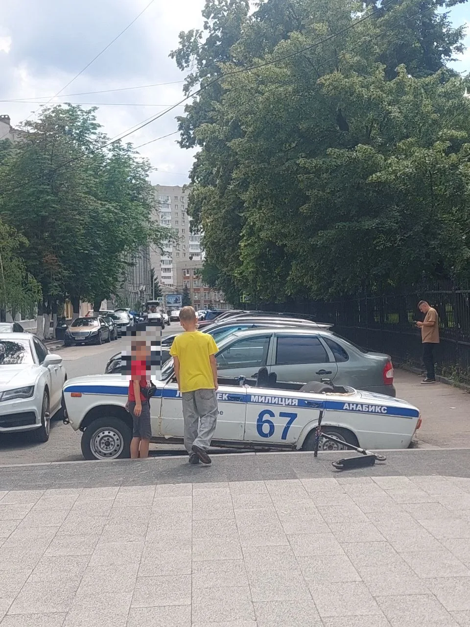 Юные вандалы "громили" "милицейскую шестерку" в центре Саратова