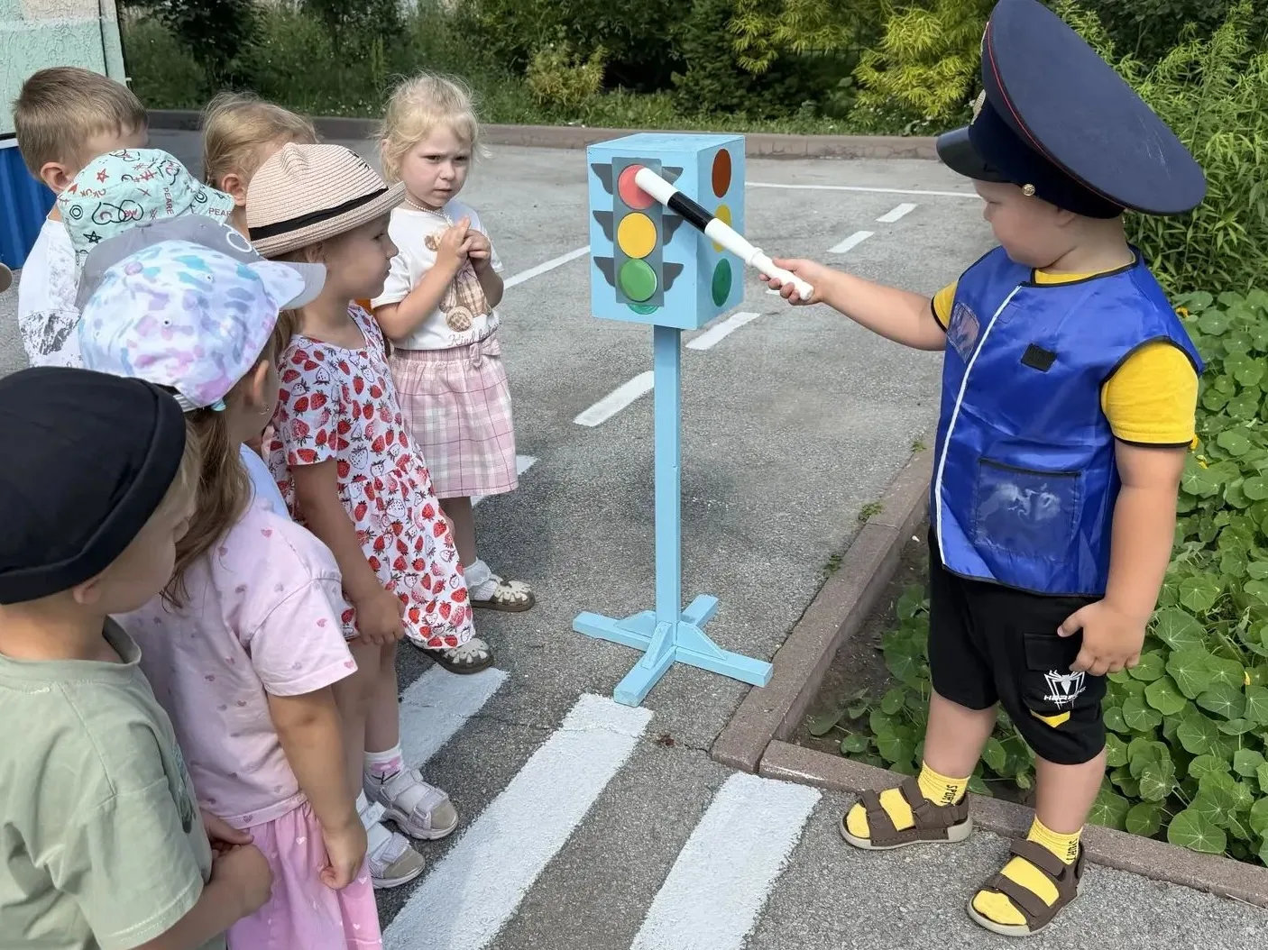 🚦 Не просто игра, а серьёзная наука: как мы закрепляли ПДД! 🚸

👨‍✈️15 июля в гости к ребятам груп