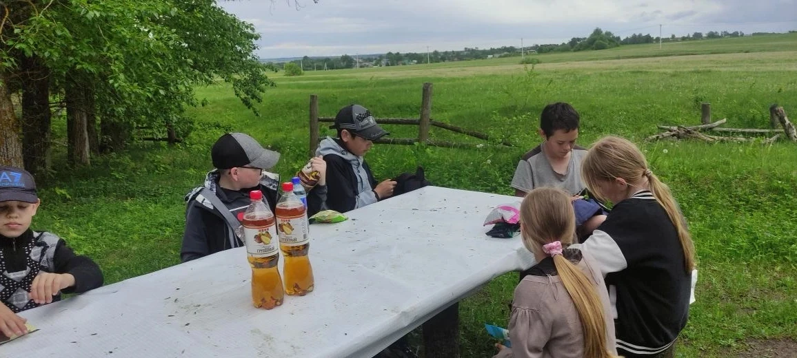 🌞 С началом летних каникул ученики 5 класса отправились на отдых на Камаево поле 🌿. Р...