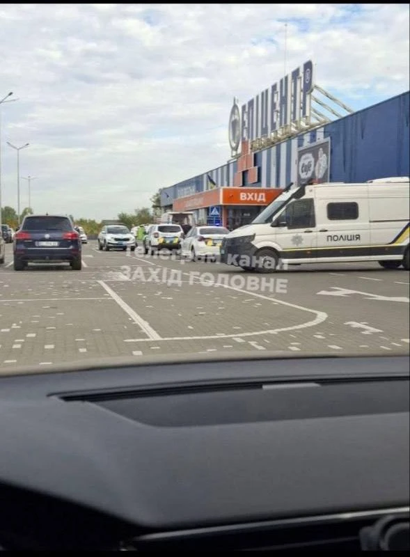 Мужчина с топором напал на людей в ТЦ «Эпицентр» в Волынской области