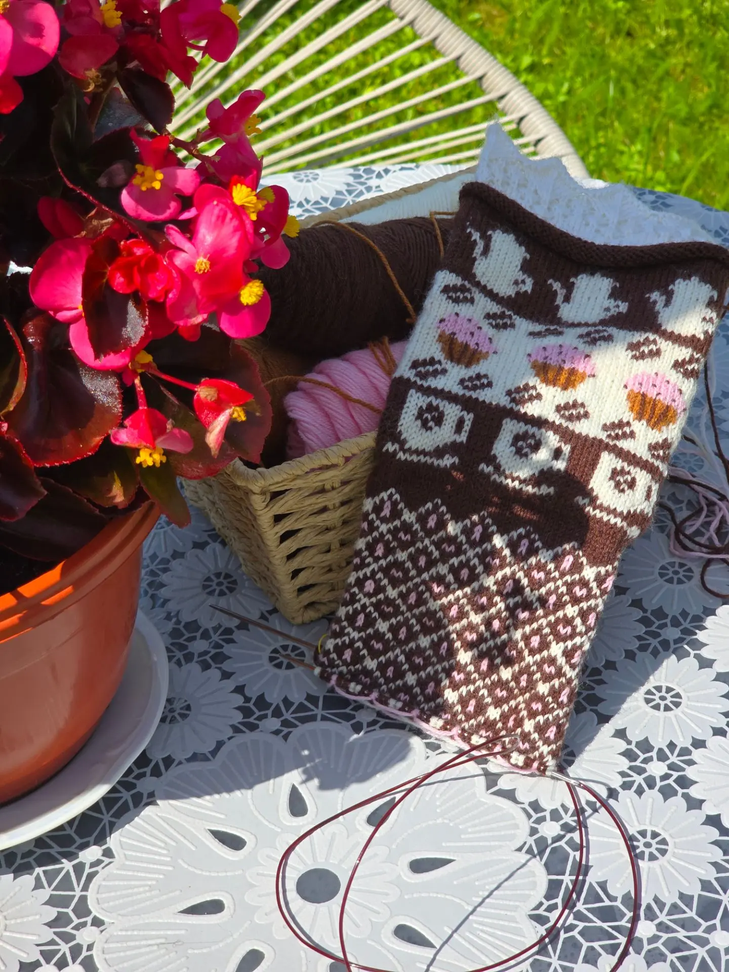 Июльский вечер, летняя веранда, ажурная скатерть, нежные цветы ☕️🌸

Такой жаккардовый узор я придум
