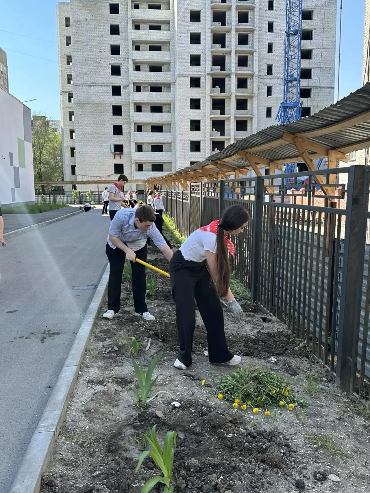 🏫🌲8 мая, в преддверии самого важного и трогательного праздника-Дня Победы, территория нашей школы 