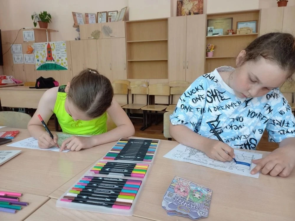 После отбоя тревоги ребята пришли в пришкольный лагерь  "Будь в движении", где старательно изучали г