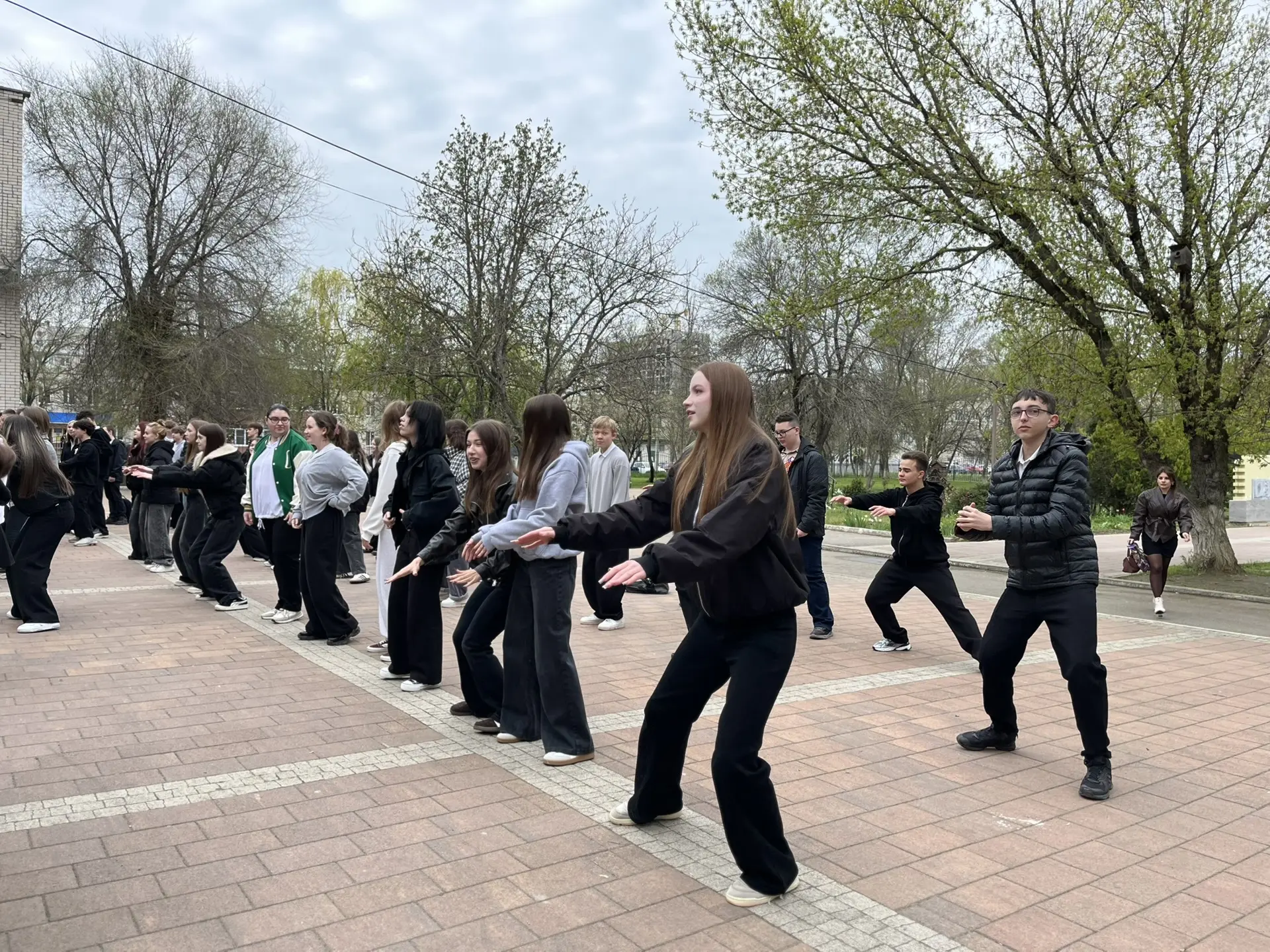 🏃‍♀️Утро в средней школе 18 началось с бодрящей зарядки. Ученики сделали энергичную разминку, настро