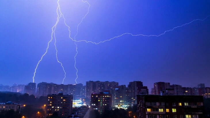 🌤 АТМОСФЕРА: продолжается пасмурная неделя — сегодня в столице ожидается гроза с сильным дождём, со