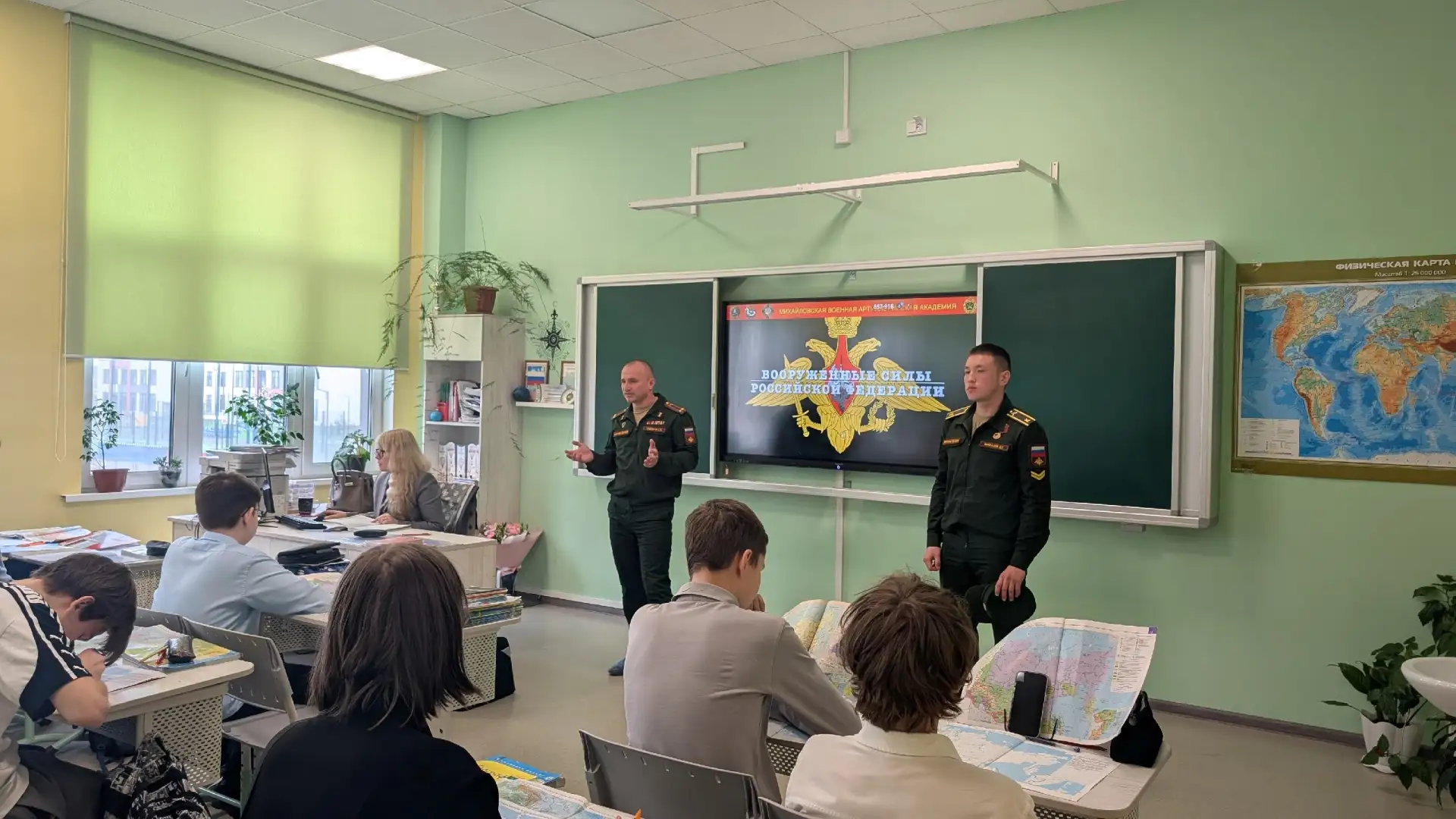 14 мая в школе состоялась встреча старшеклассников с представителями Михайловской военной артиллерий