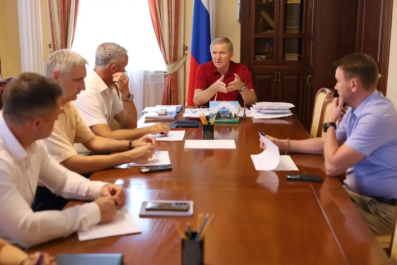 Заместитель спикера областного парламента Валерий Бойко провел совещание по вопросам, о...
