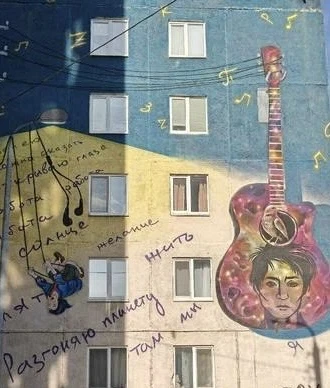 В Уфе закрасили портрет Земфиры* на фасаде её дома