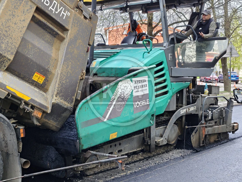 🚧 На улице Химиков уже появился первый слой асфальта 🙌  И ещё одна хорошая новость — подходят к заве