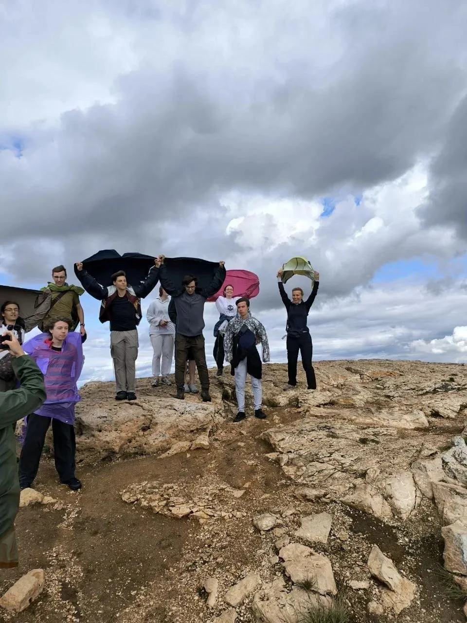 Наши туристы наслаждаются силой ветра на вершине Торатау🌪⛰