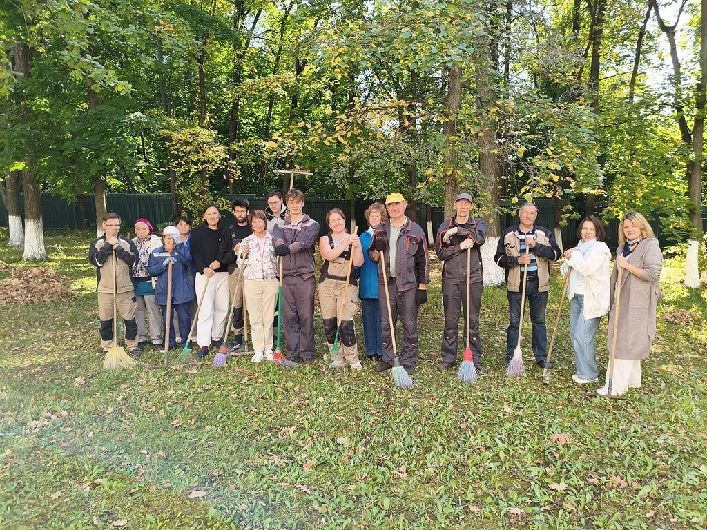 🍁🍂 Сегодня в театре «Нур» прошел очередной субботник. Сотрудники убрали мусор с терри...