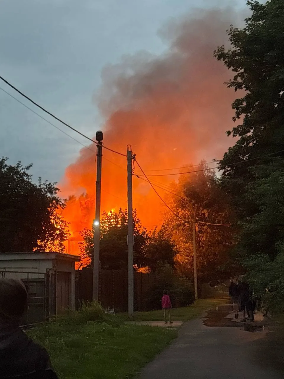 ⚡️Пожарные ликвидировали открытое горение в частном доме на ул. Загорская, д. 15/8.
