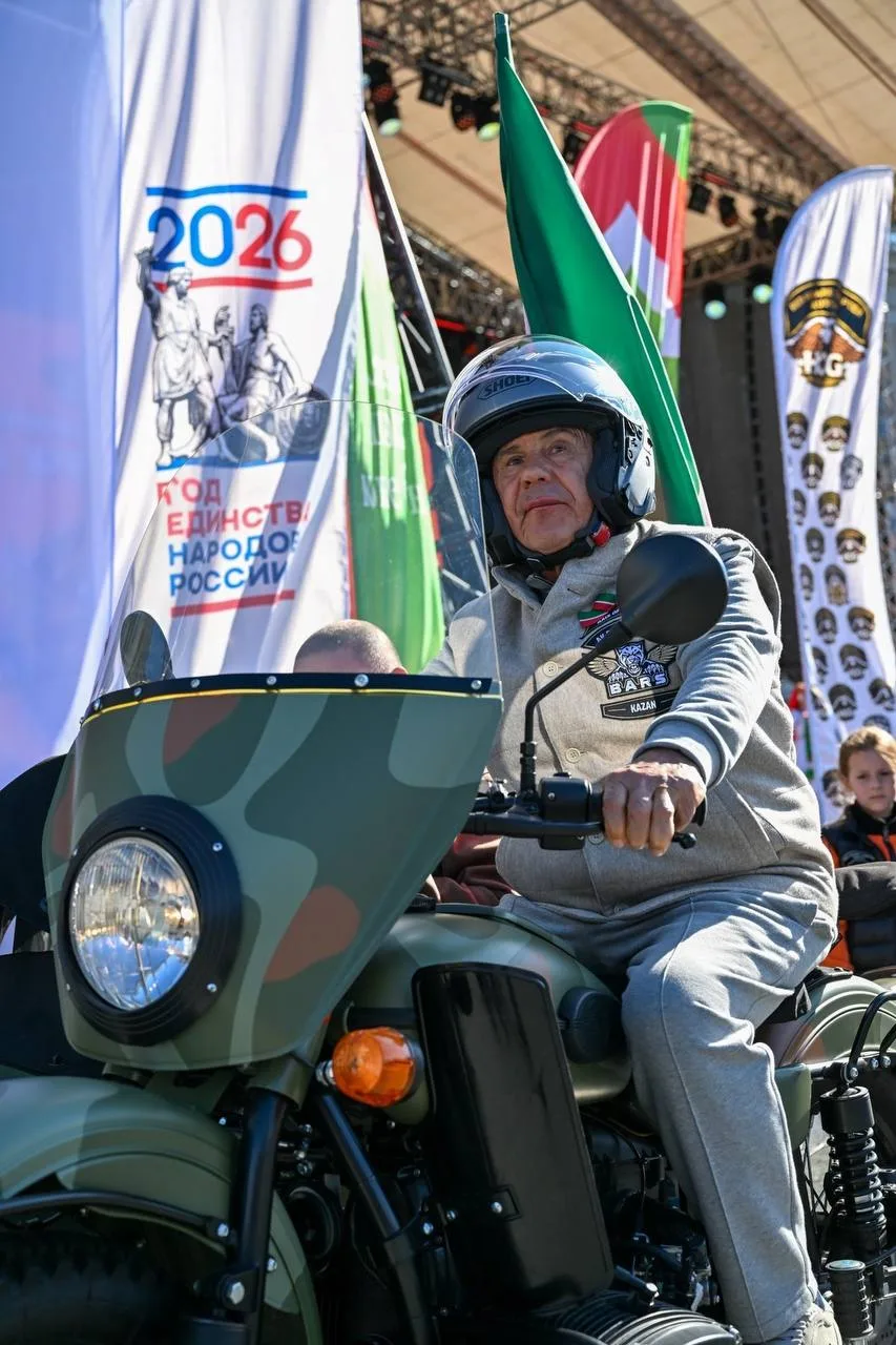 Глава Татарстана Рустам Минниханов поделился фотографиями с прошедшего в Казани мотопро...