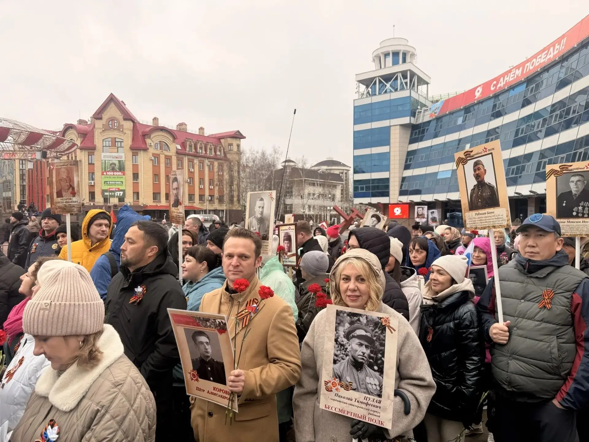 Коллектив Депобразования и науки Югры принял участие в шествии Бессмертного полка в Ханты-Мансийске.